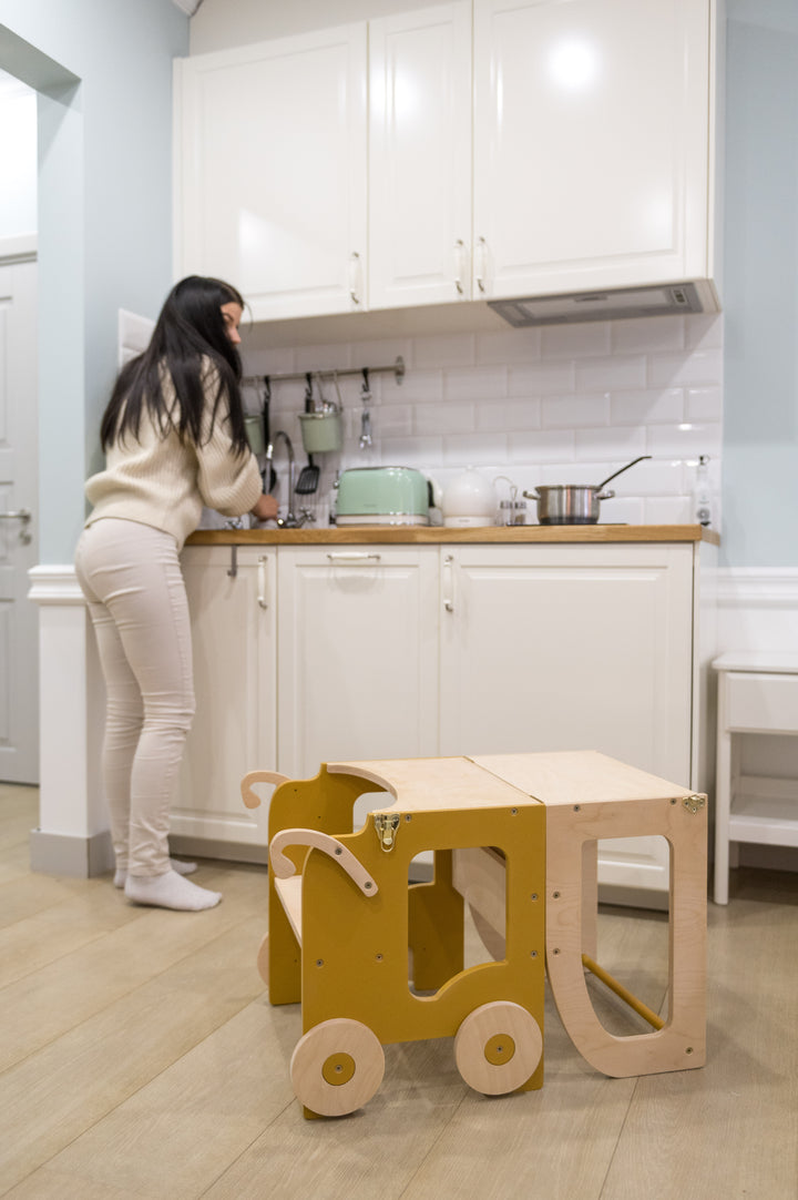 Montessori køkkentrappe til barn, safari-brun og naturfarvet