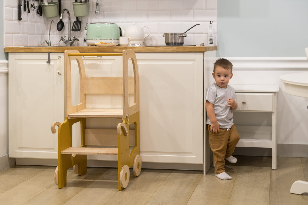 Montessori køkkentrappe til barn, safari-brun og naturfarvet