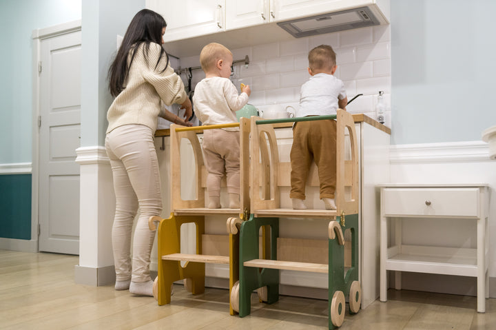 Montessori køkkentrappe til barn, safari-brun og naturfarvet