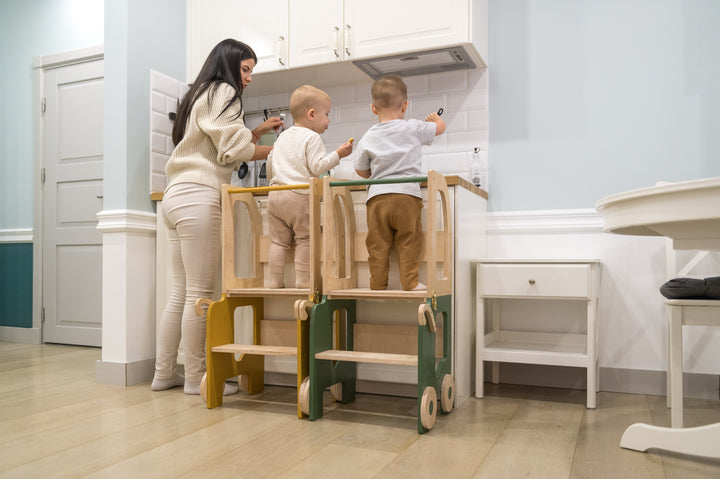 Montessori køkkentrappe til barn, safari-brun og naturfarvet