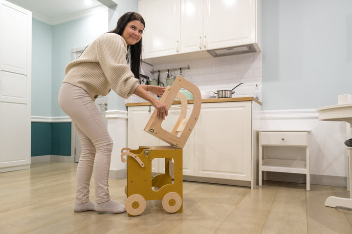 Montessori køkkentrappe til barn, safari-brun og naturfarvet