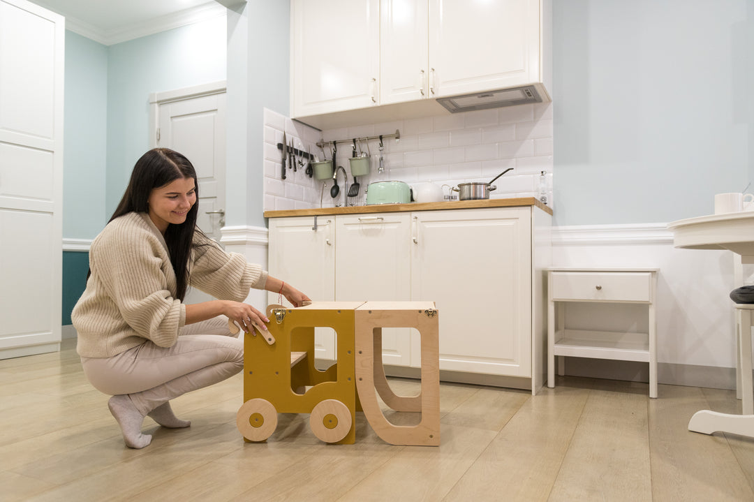 Montessori køkkentrappe til barn, safari-brun og naturfarvet