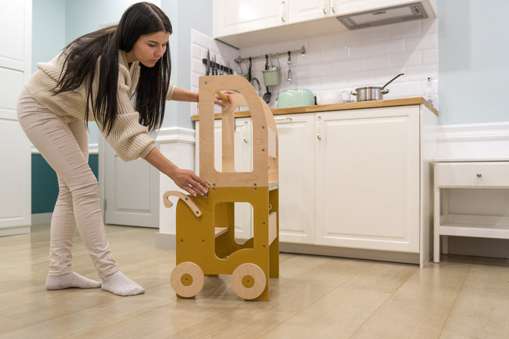 Montessori køkkentrappe til barn, safari-brun og naturfarvet