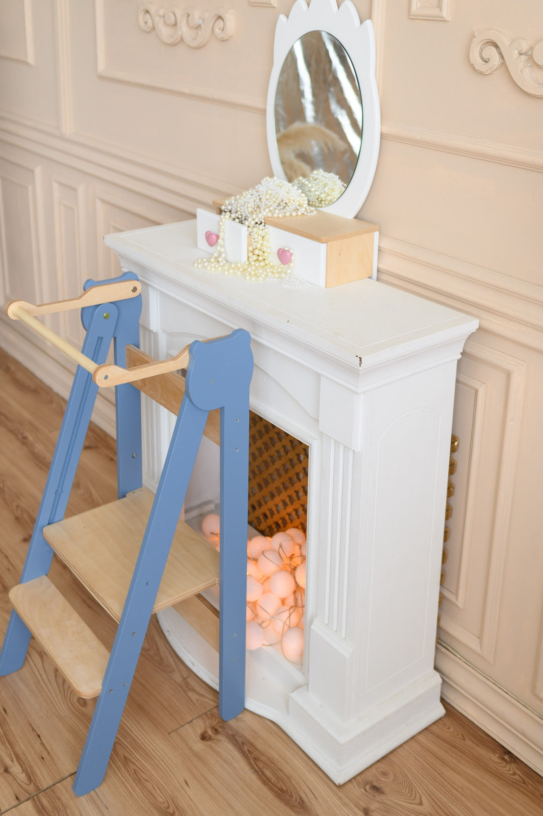 Trin-skammel til barn, støvet blå med naturfarve