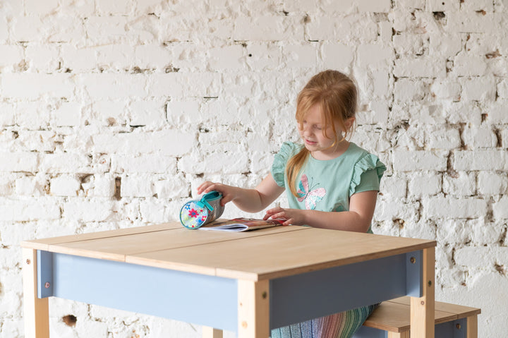 Sæt med smart opbevaringsbord og stol til barn, naturfarvet og støvet blå