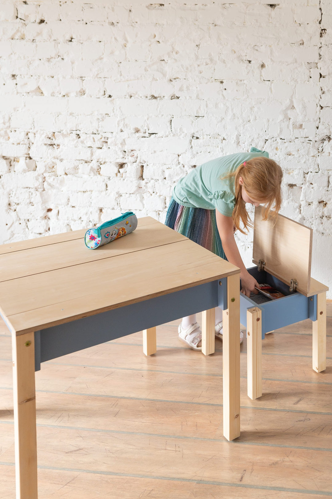 Sæt med smart opbevaringsbord og stol til barn, naturfarvet og støvet blå