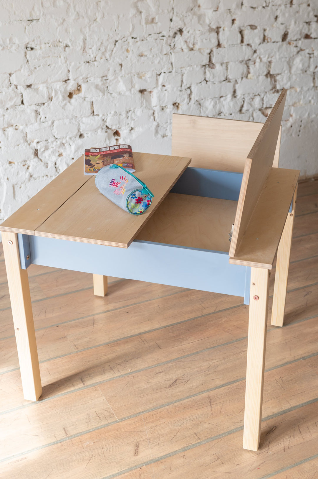 Sæt med smart opbevaringsbord og stol til barn, naturfarvet og støvet blå