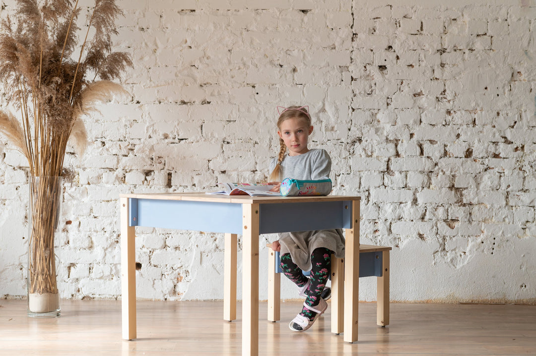 Sæt med smart opbevaringsbord og stol til barn, naturfarvet og støvet blå