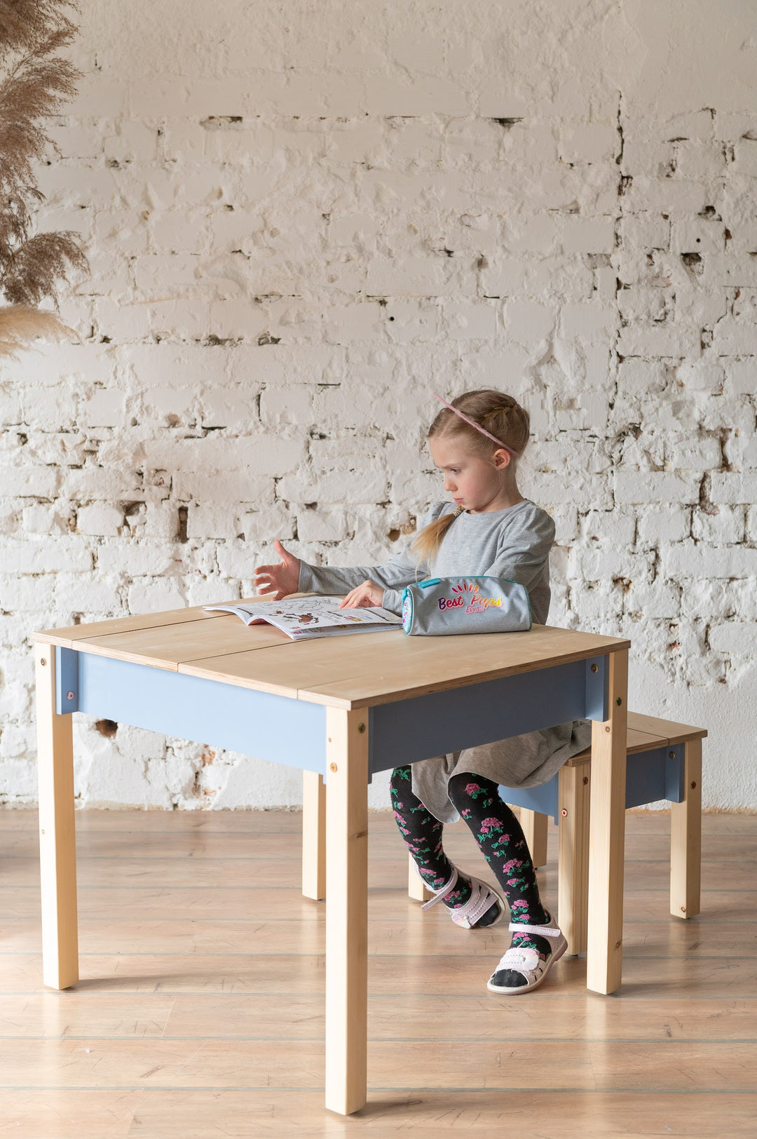 Sæt med smart opbevaringsbord og stol til barn, naturfarvet og støvet blå