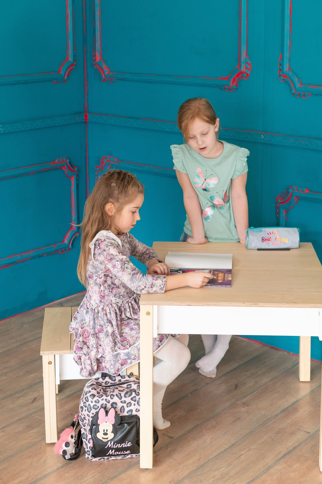 Sæt med smart opbevaringsbord og stol, hvid og naturfarvet