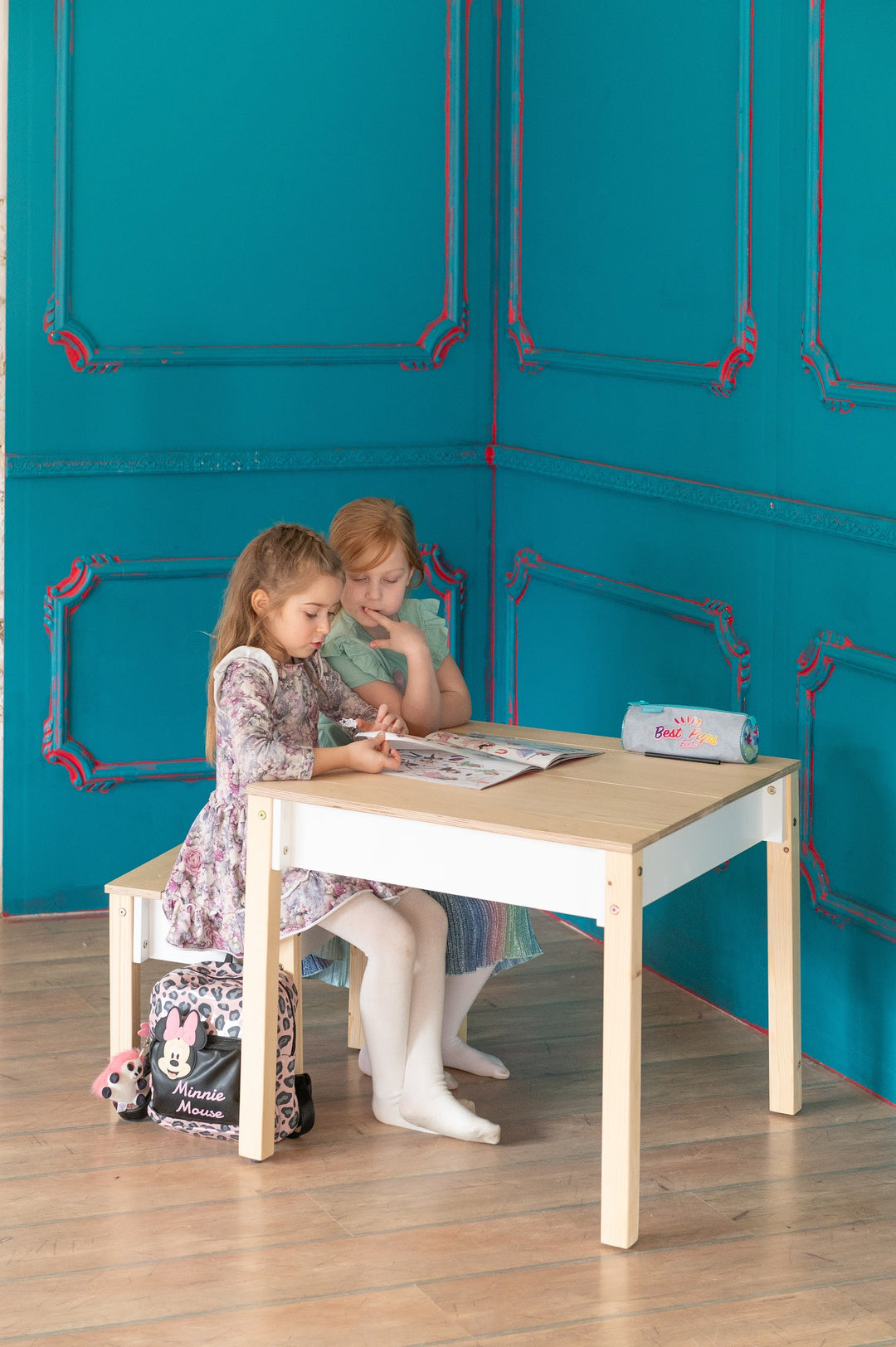 Sæt med smart opbevaringsbord og stol, hvid og naturfarvet