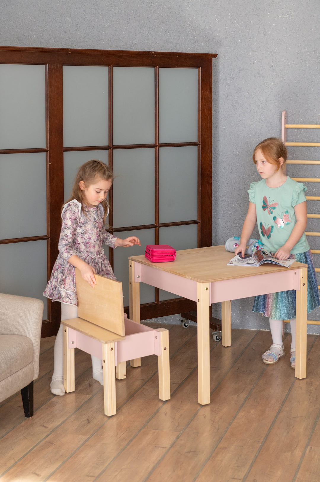 Sæt med smart opbevaringsbord og stol, pink og naturfarvet