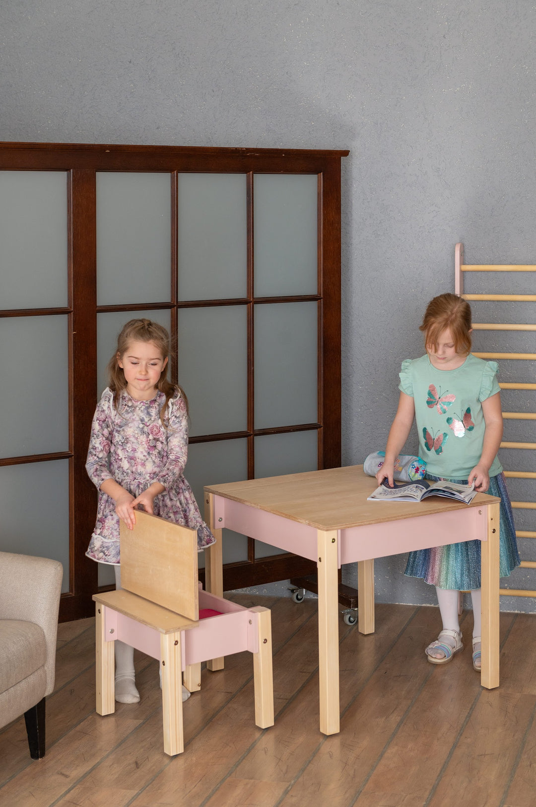 Sæt med smart opbevaringsbord og stol, pink og naturfarvet