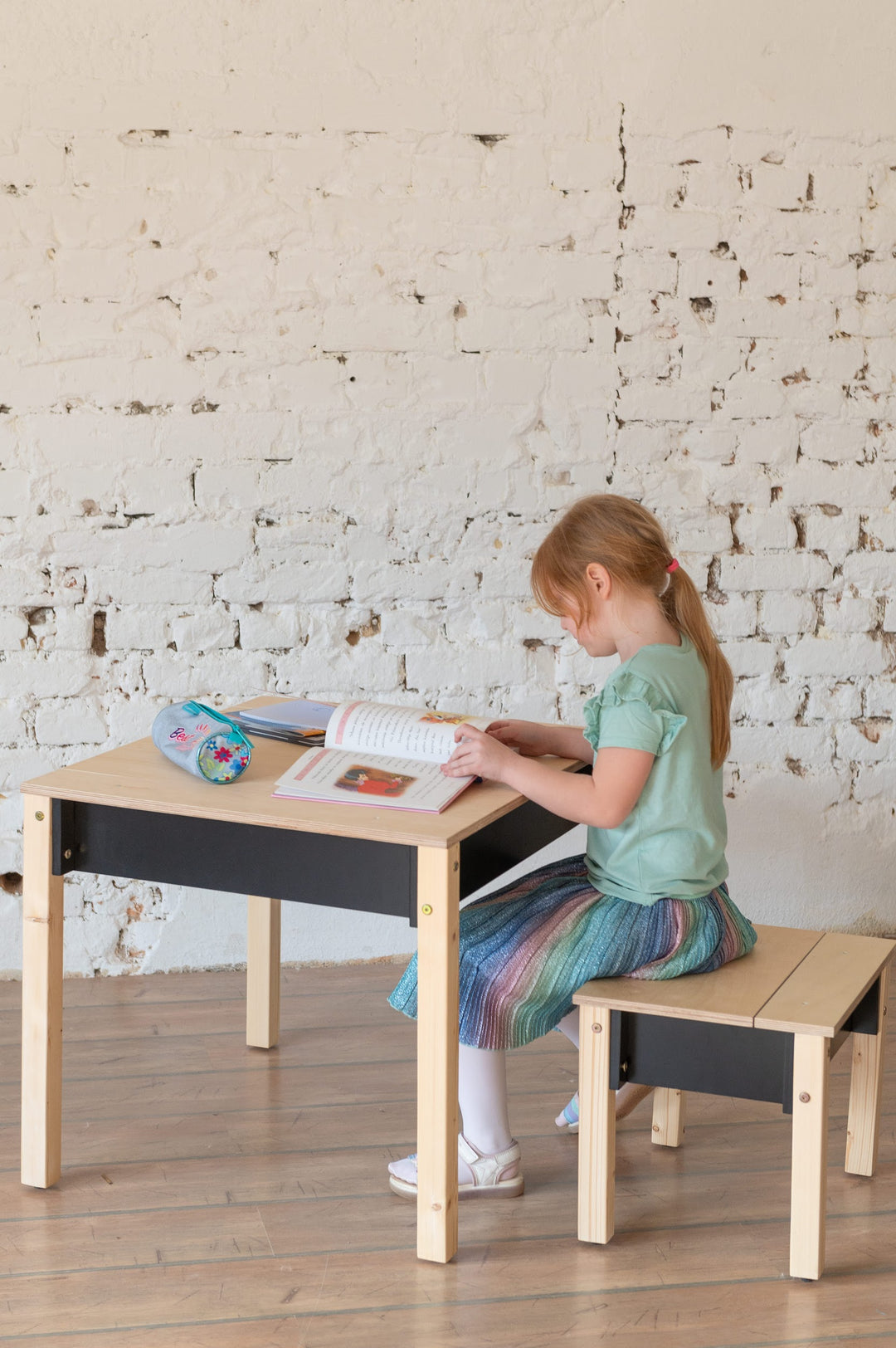 Sæt med smart opbevaringsbord og stol, sort og naturfarvet