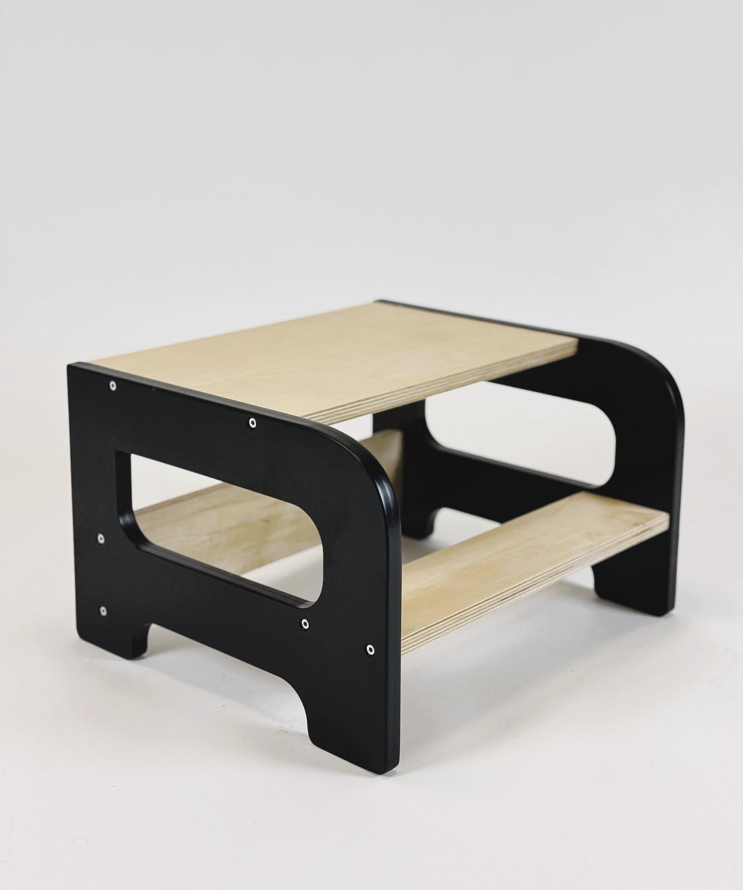 Læringstårn i træ, sort og naturfarvet