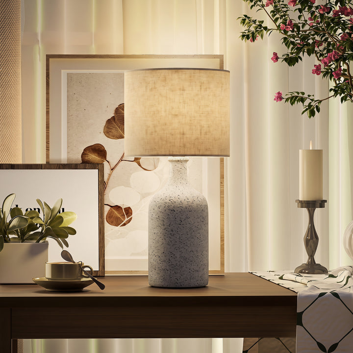 Vintage bordlampe med keramisk fod, sand og beige.
