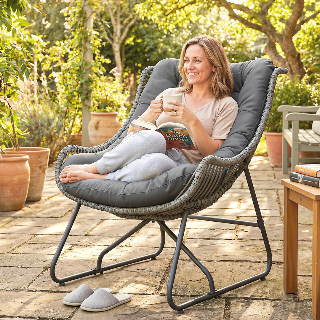 Rattan-lænestol med hynderemme, polstret udendørs lænestol af polyrattan, fletlænestol op til 120 kg