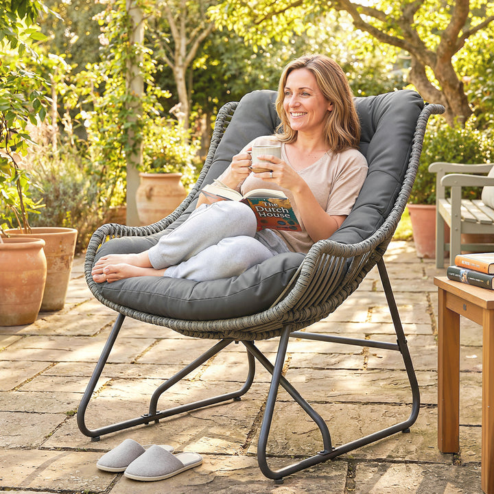 Rattan-lænestol med hynderemme, polstret udendørs lænestol af polyrattan, fletlænestol op til 120 kg