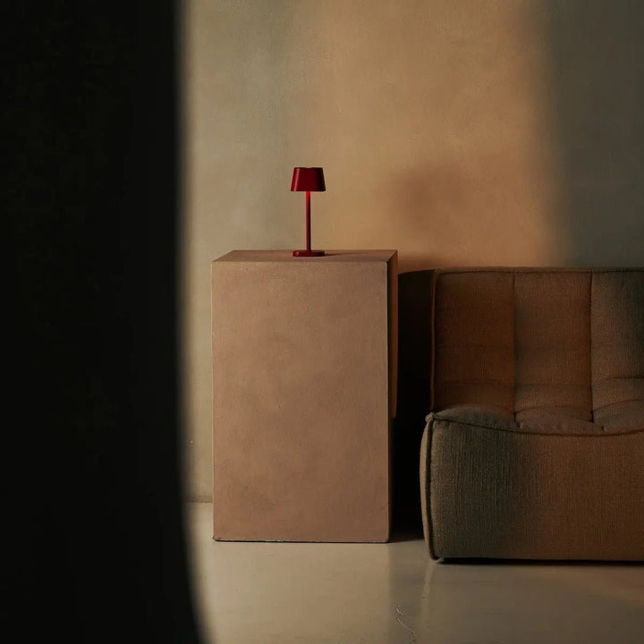 Ava Berry Red genopladelig bordlampe