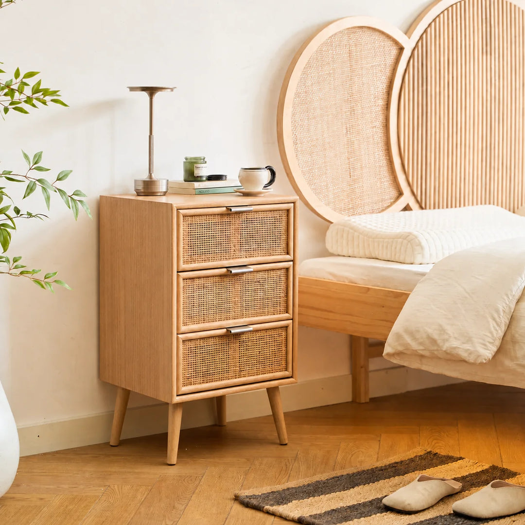 NAGOYA natbord i massivt træ og rattan med 3 skuffer