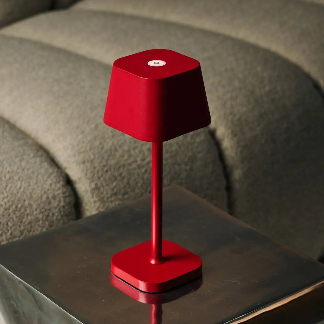 Ava Berry Red genopladelig bordlampe