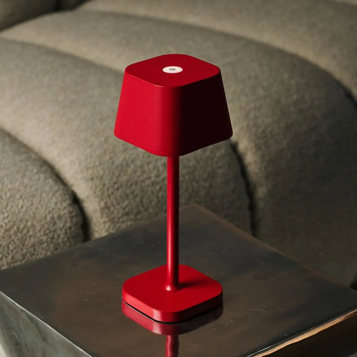 Ava Berry Red genopladelig bordlampe