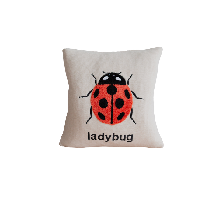 Ladybird pude rød, blød bomuldstrik med punchneedle broderi