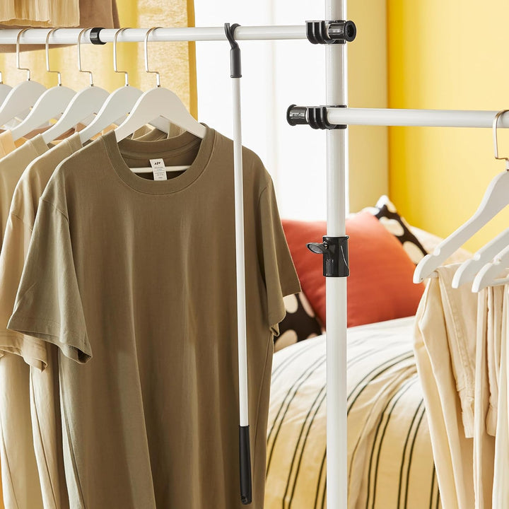 Teleskopisk tøjstativ i et moderne og minimalistisk design, hvid