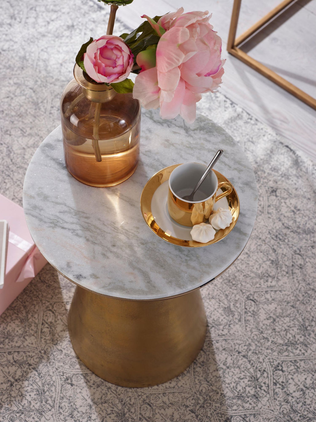 Sidebord, ægte hvid marmor, 35x35x45 cm; metalsidebord, guld; lille rundt sofabord; moderne stuebord; højt sofabord