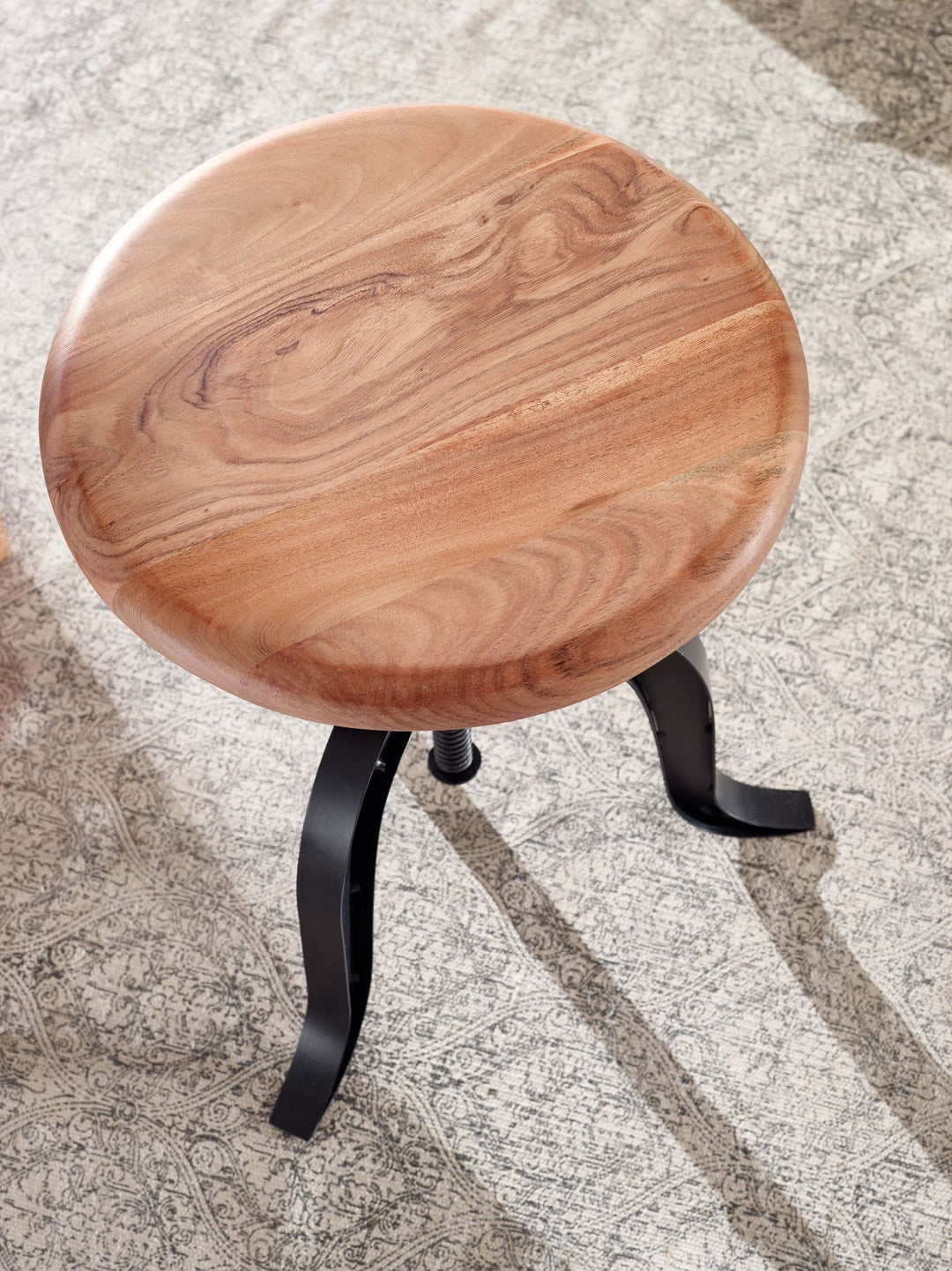 Drejestol 39x62,5x39 cm, massivt akacietræ / sort metal, drejelig, designer dekorativ stol, højdejusterbar, rund stående stol i industriel stil, lille barstol, metalstol med træplade, moderne