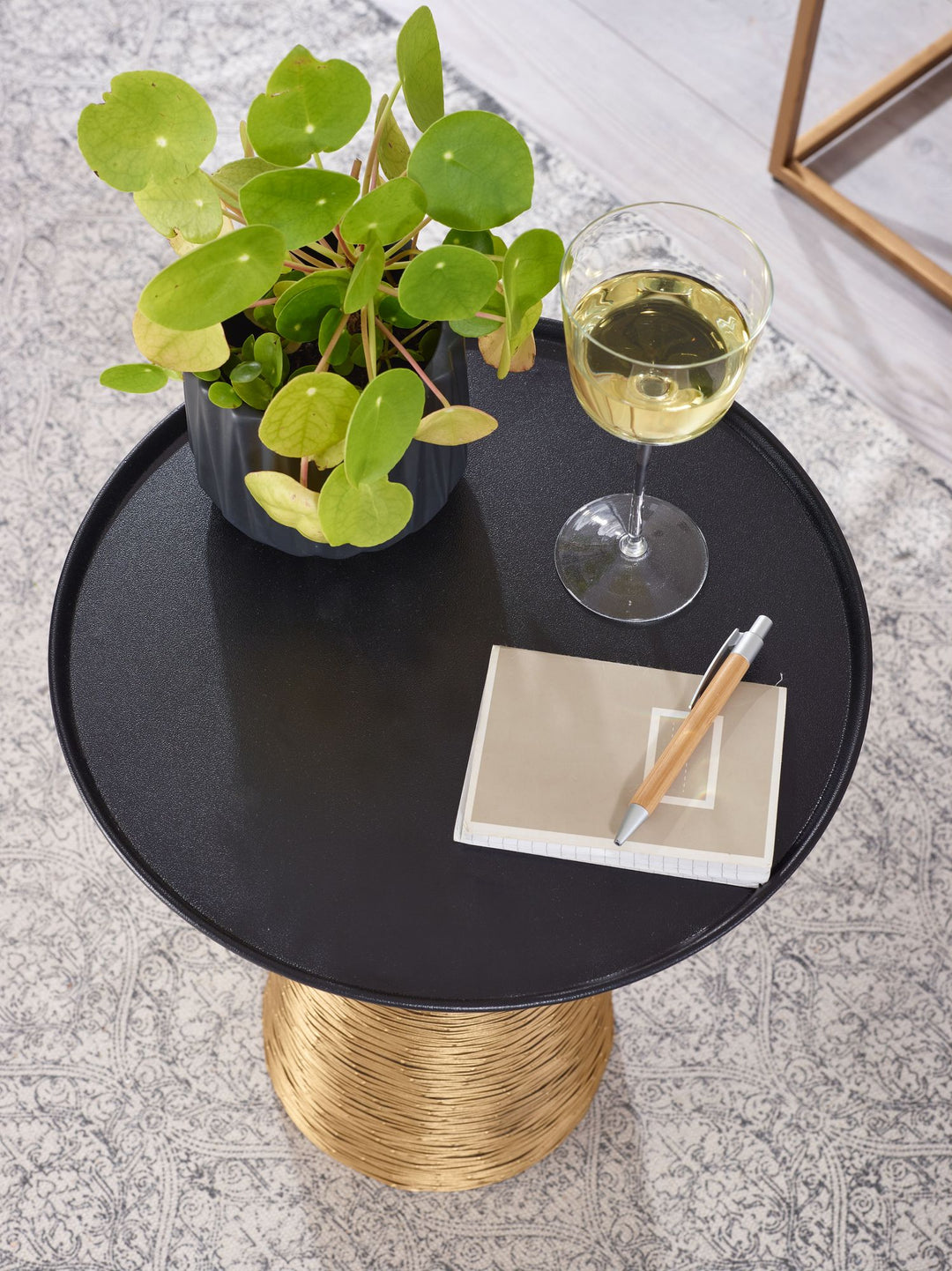 Guldfarvet og sort sidebord, 40x40x45 cm, aluminium, lille rundt metalsofabord, moderne stuebord, højt sofabord