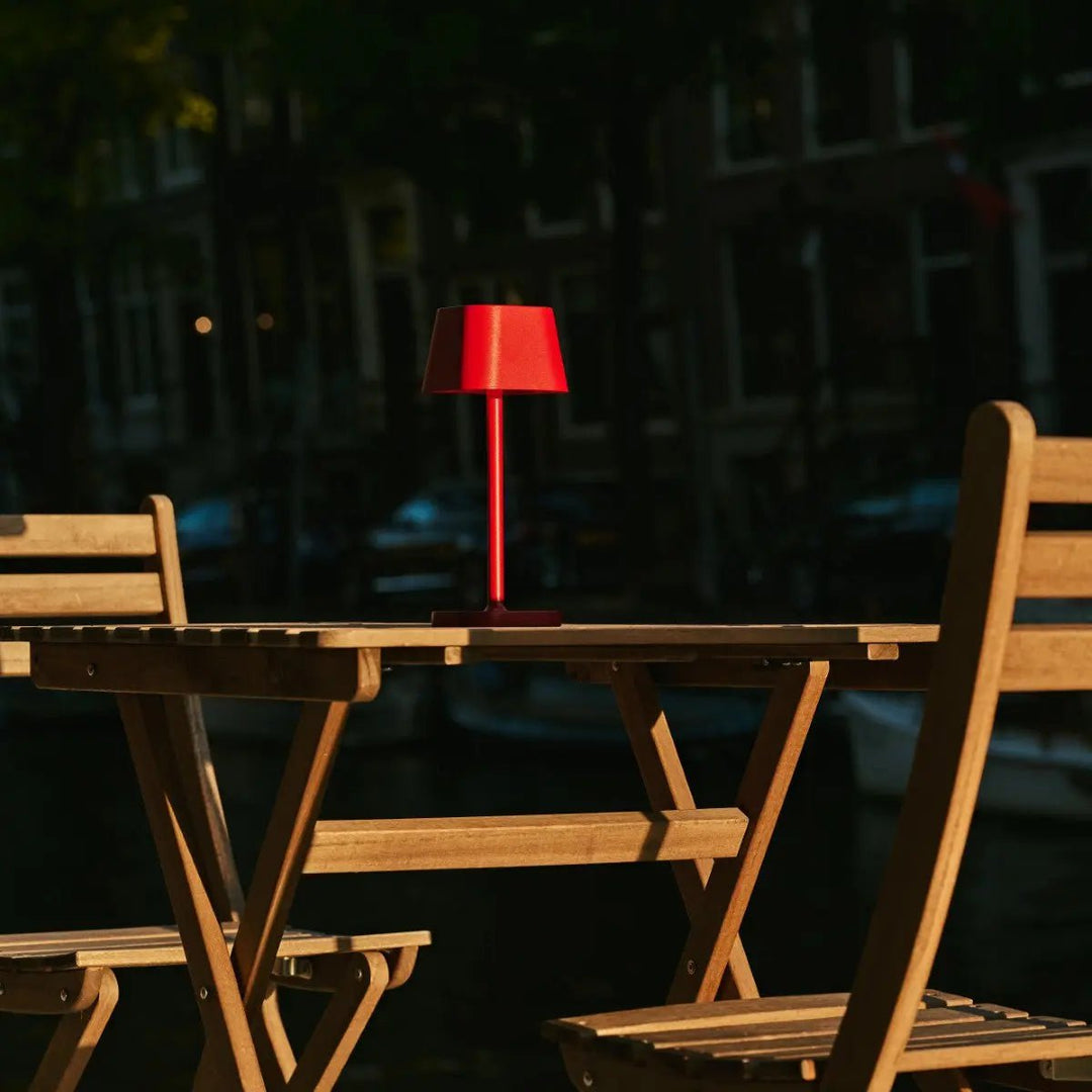 Ava Berry Red genopladelig bordlampe