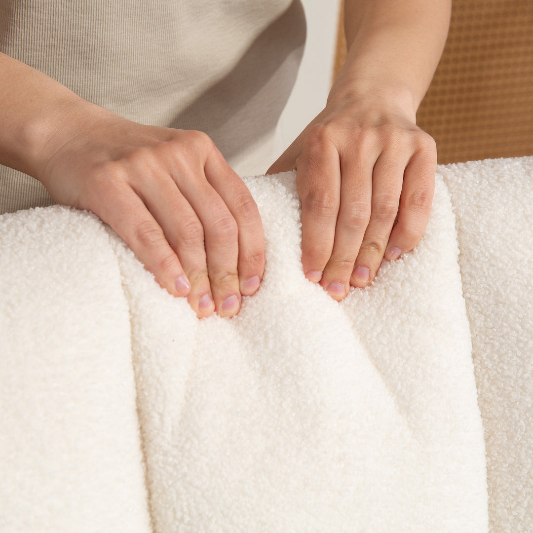 Gyngestol med fodskammel, fleecebetræk, høj ryg, træben, fodpuder, hvid