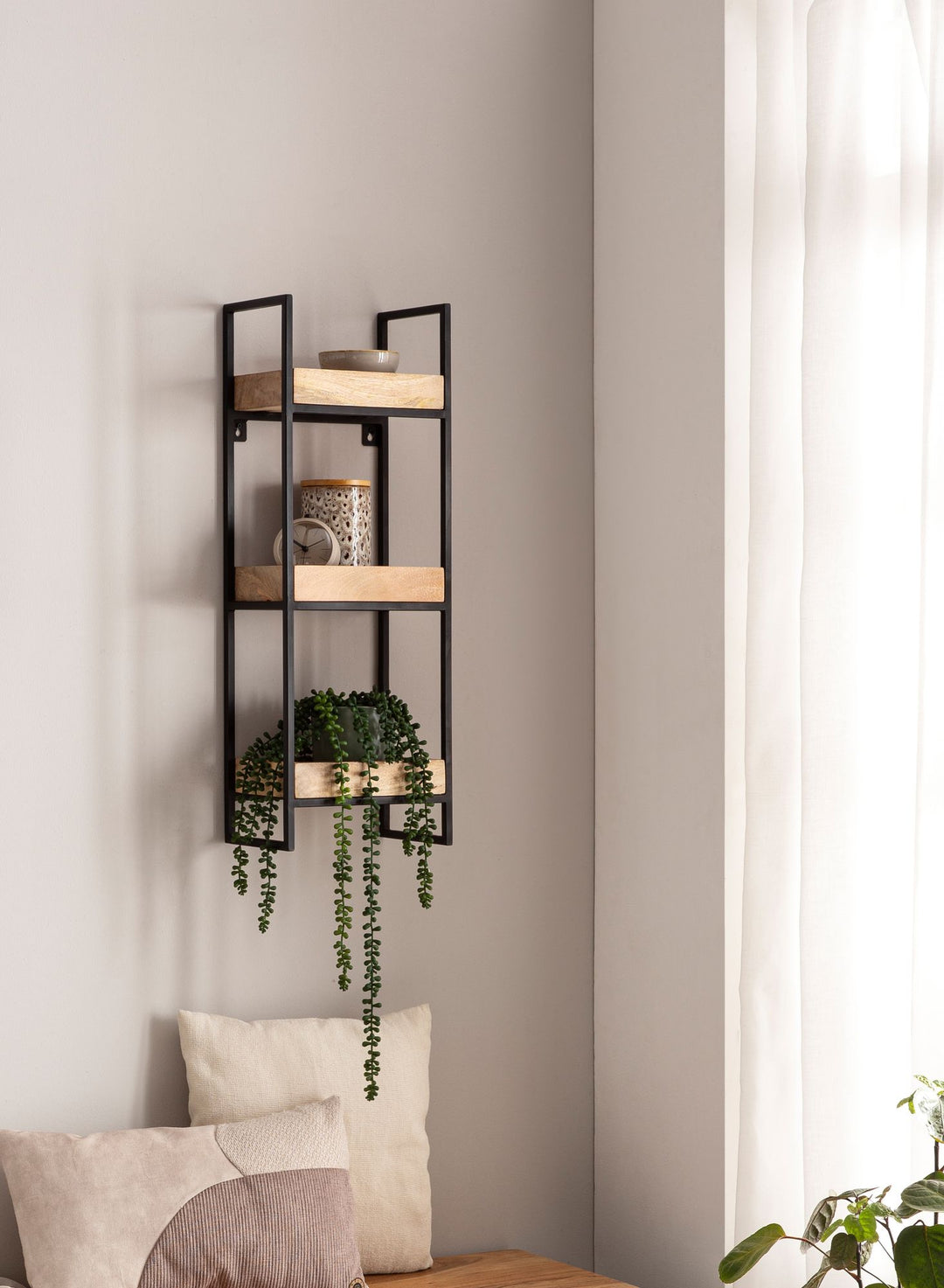 Væghylde 27x77x18 cm, massivt mangotræ/metal, industriel stil, rektangulær svævehylde, hængehylde til stue, vægmonteret bakkehylde med 3 hylder og metalramme