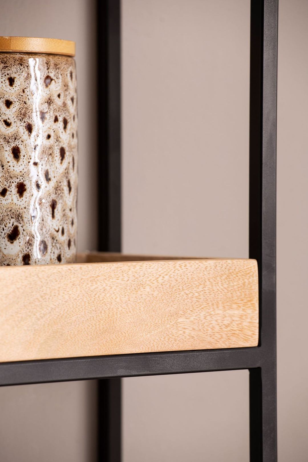 Væghylde 27x77x18 cm, massivt mangotræ/metal, industriel stil, rektangulær svævehylde, hængehylde til stue, vægmonteret bakkehylde med 3 hylder og metalramme