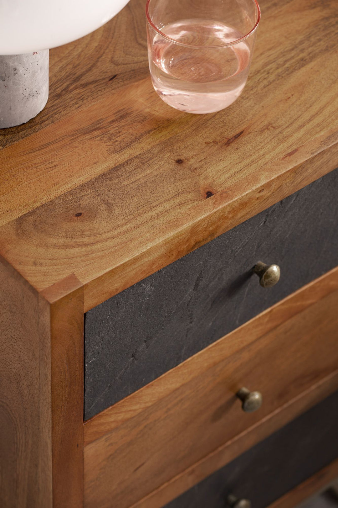 Natbord i mangotræ / stenlook 40x60x30 cm, natbord til boxmadrasseng, designer natbord brun med 3 skuffer, natbord med opbevaringsplads og metalramme