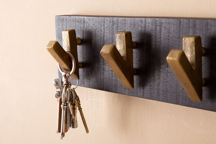 Vægmonteret knagerække, massivt mangotræ/metal, 60 x 10 x 8 cm, sort og guld, knageskinne til jakker, tørklæder og hatte, knagerække i gangen, træknagerække