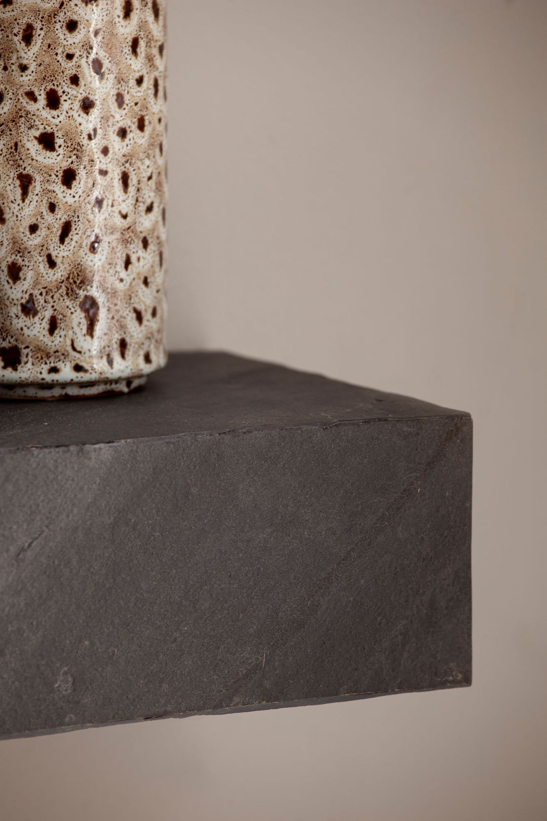 Væghylde 60x10x20 cm, massivt mangotræ / stenlook, moderne hængehylde, rektangulært design, hængehylde til stue, antracit