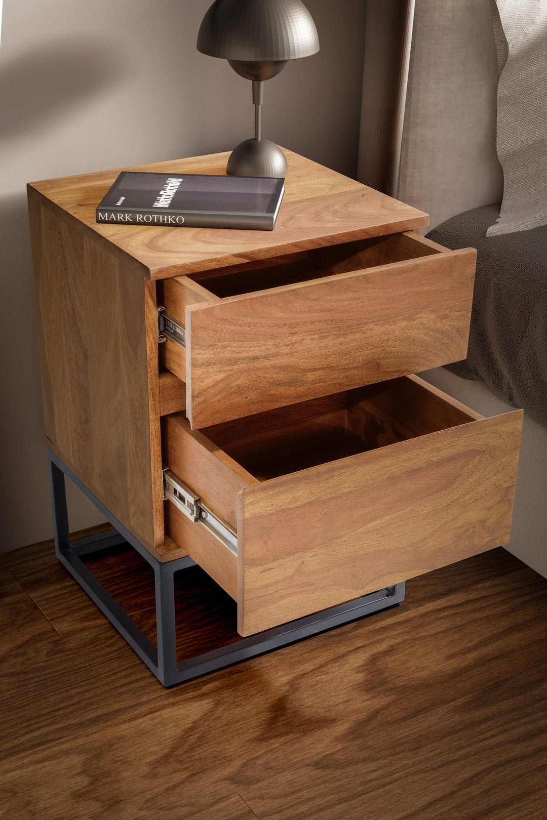 Sheesham sengebord i massivt træ og metal, 40x38x60 cm, natbord til boxmadras, designer natbord med 2 skuffer, industrielt natbord med opbevaringsplads