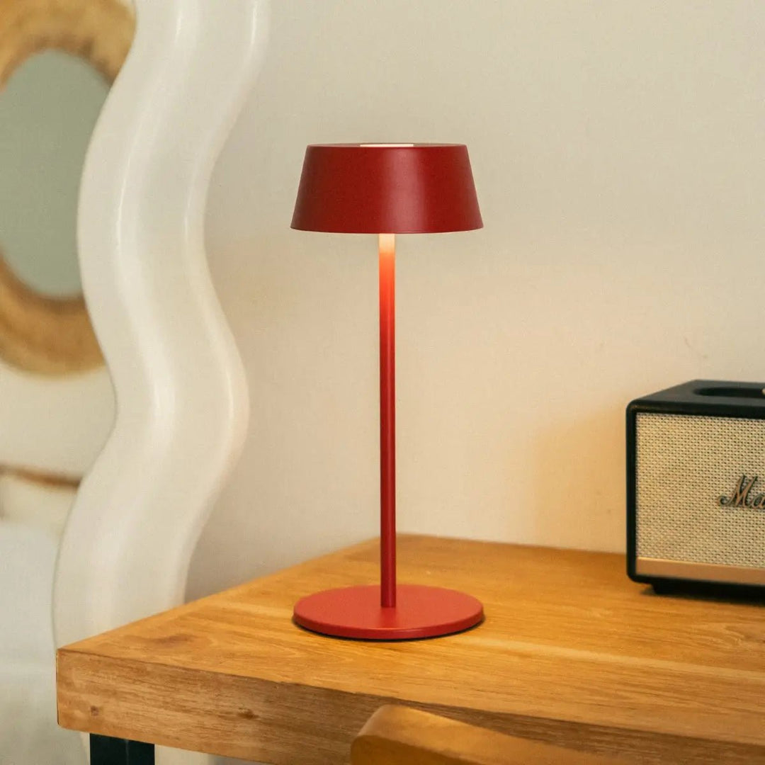 Hugo Berry Red genopladelig bordlampe