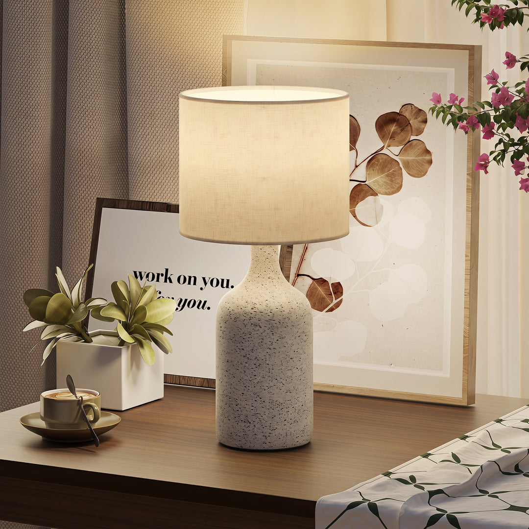 Vintage bordlampe med keramisk fod, sand og beige.