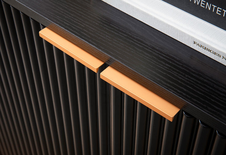 Skænk 150x81x39 cm, sort med egetræsdekor, kommode med låger, moderne entreskab, fritstående stueskab med metalben