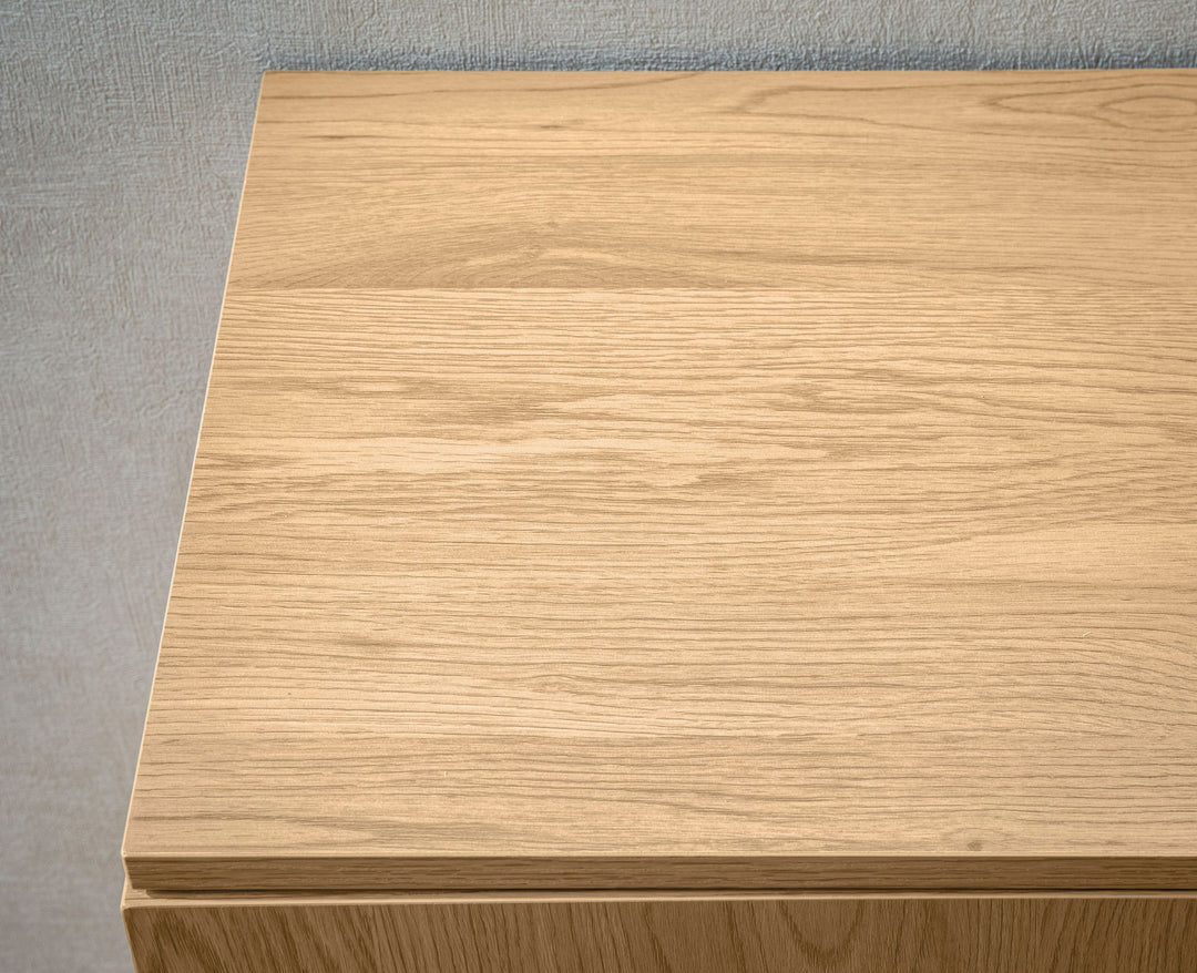 Skænk 140x80x39 cm, kommode med egetræsdekor og rottingflet, moderne, høj kommode, fritstående skab med 3 låger, skænk til stuen