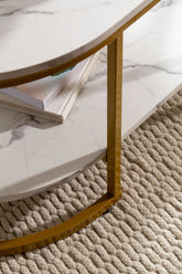 Moderne sofabord i hvid med marmorlook og gyldent metalstativ, 100x60x45 cm