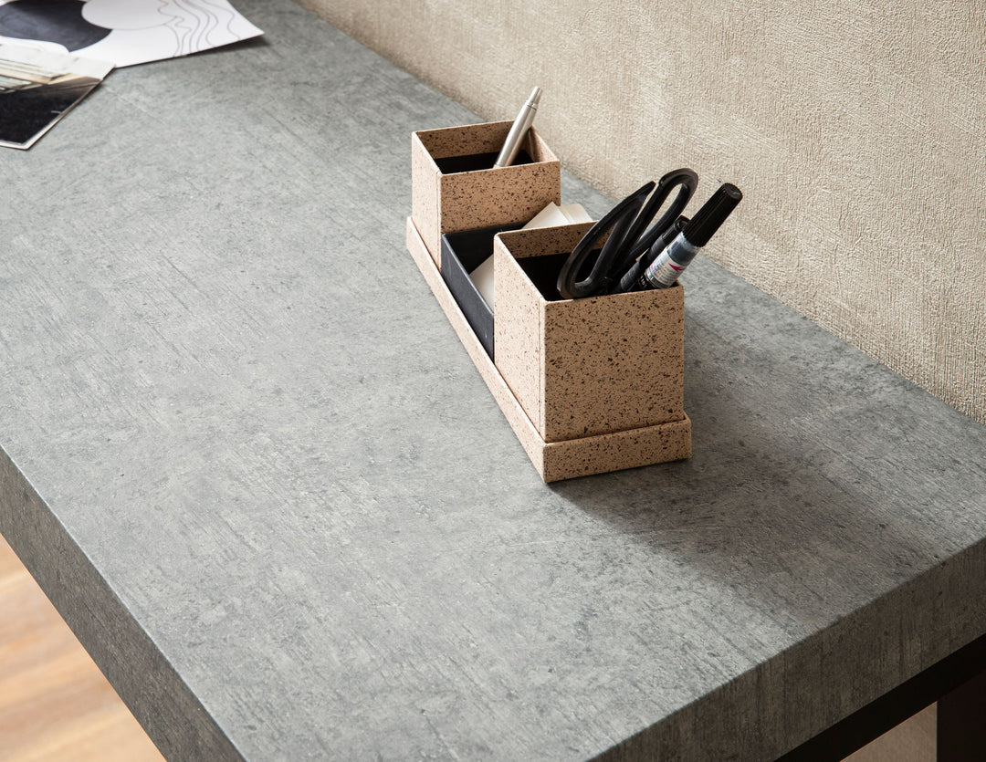 Elegant konsolbord i betonlook med slanke metalben, 120x40x76 cm