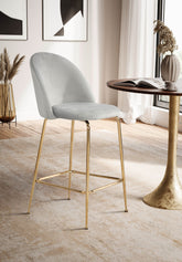 Skab et stilfuldt rum med disse moderne barstole i grå fløjl og guldben!