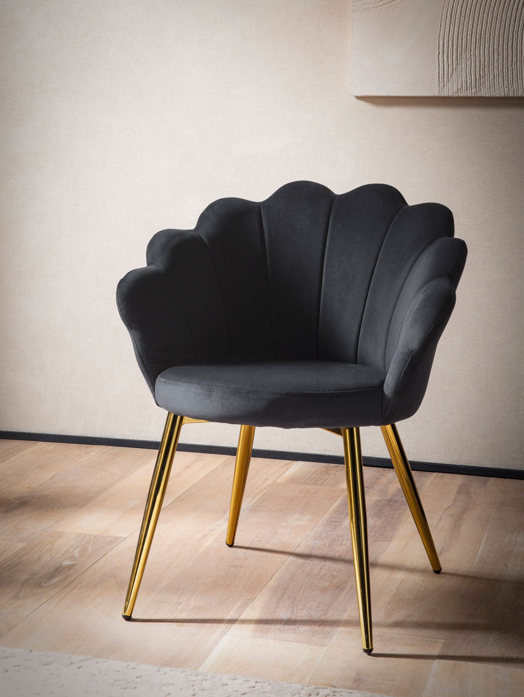 Elegant polstret stol med tulipanryg, sort med guldfarvede ben