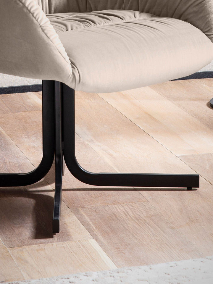 Loungestol i beige velour med metalben