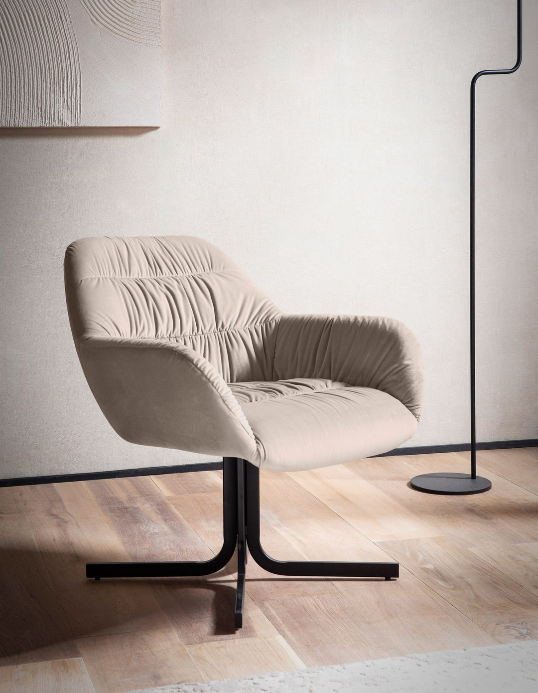 Loungestol i beige velour med metalben