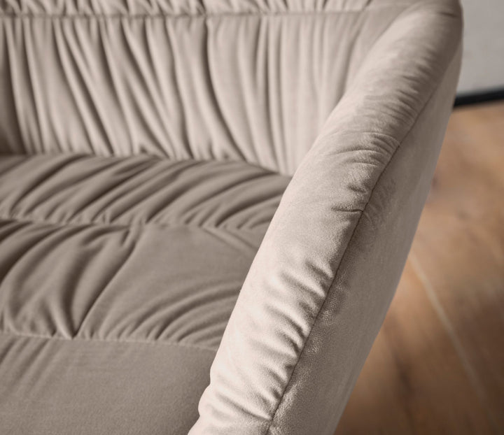 Loungestol i beige velour med metalben